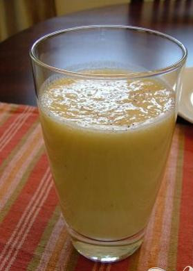 1. Этап. Витаминный напиток из апельсина и миндаля: 5. Разлить готовый напиток по красивым высоким бокалам и сразу же подавать на радость гостям или домашним.