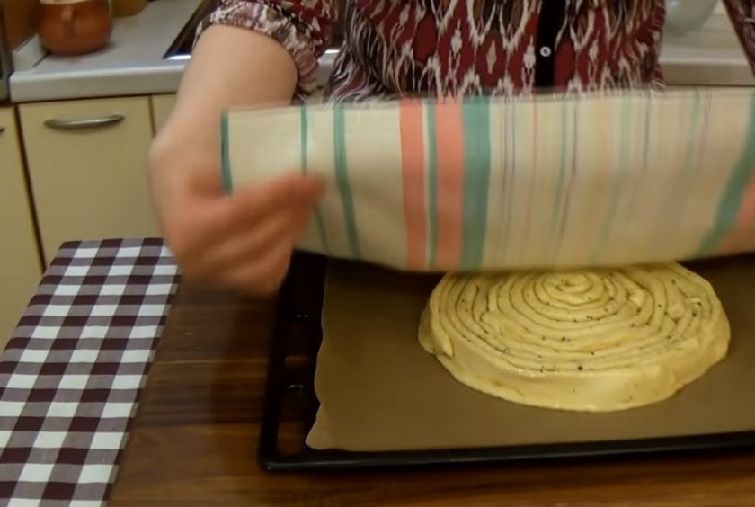 1. Этап. Хлеб спиральный: 3. Разрежьте на полосы толщиной 4 см и выложите на бумагу для выпечки в виде спирали, но не слишком туго. Накройте хлеб полотенцем и оставьте при комнатной температуре на 30 минут.