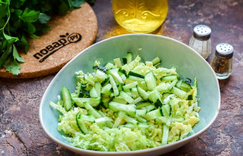 1. Этап. Простой салат из китайской капусты: Переложите капусту и огурцы в глубокую миску.