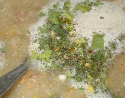 1. Этап. Рыбный суп из консервов с гречкой: 7. После того, как отправили в воду поджарку, размятые консервы и чеснок с зеленью. Солим и перчим по вкусу. Минут пять суп должен покипеть. После чего накрываем его крышкой и выключаем огонь. Супу нужно постоять несколько минут и его можно подавать к столу. Приятного аппетита!