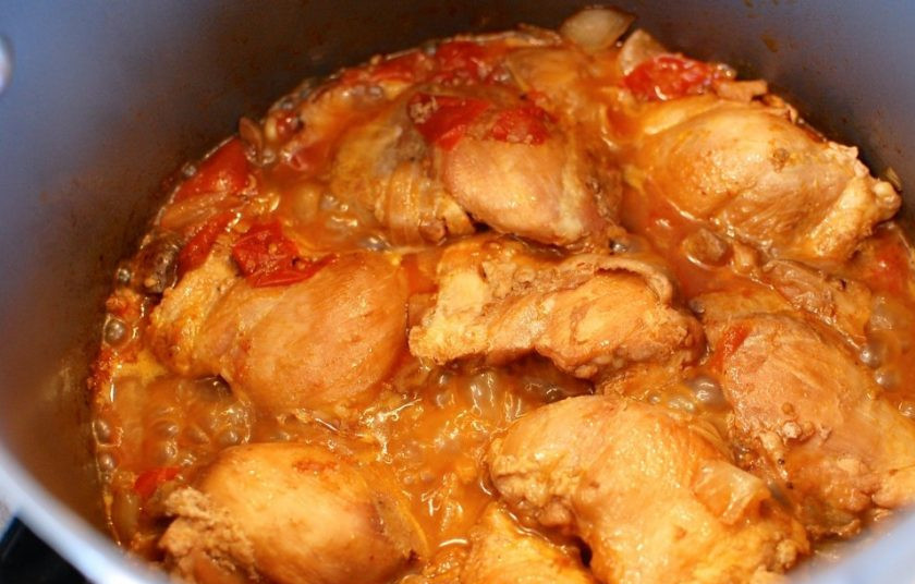 1. Этап. Каччиаторе (курица по-итальянски): 10. Накройте кастрюлю крышкой, уменьшите огонь и тушите около получаса. По необходимости добавьте соль и перец.