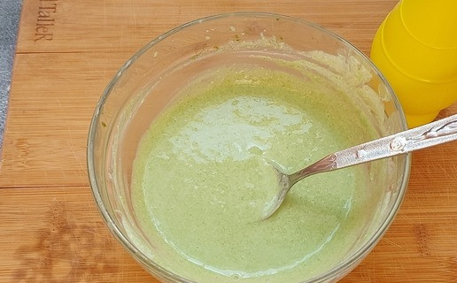 1. Этап. Салат с редисом и руколой Зелёнка: Сделать заправку, смешав йогурт, пюре зелени, перец, соль, лимонный сок. Я использовала лимонный концентрат, добавила десертную ложку.