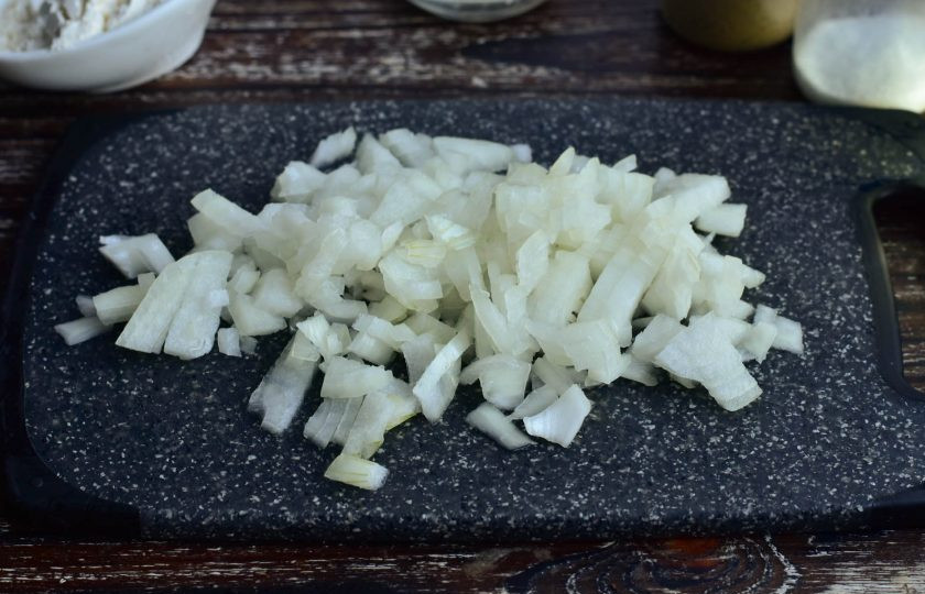 1. Этап. Жабки из куриного филе: Затем нарежьте аналогично репчатый лук.