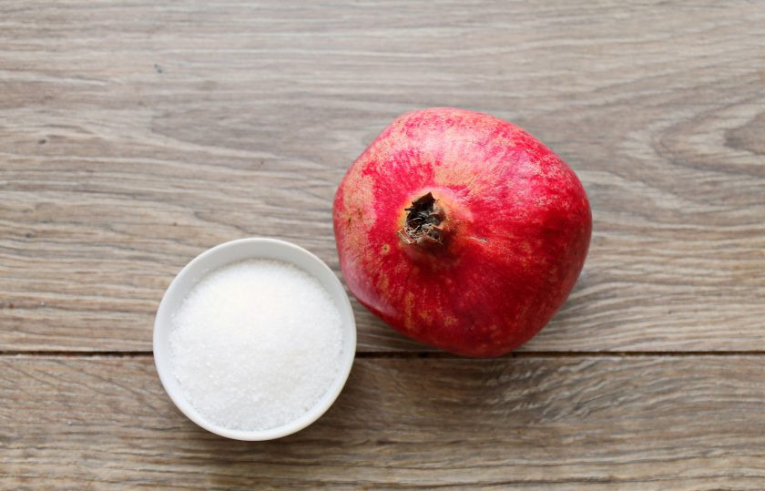 1. Этап. Гранатовый щербет: Подготовьте все необходимые ингредиенты для приготовления гранатового щербета. Фрукты тщательно вымойте в горячей воде.