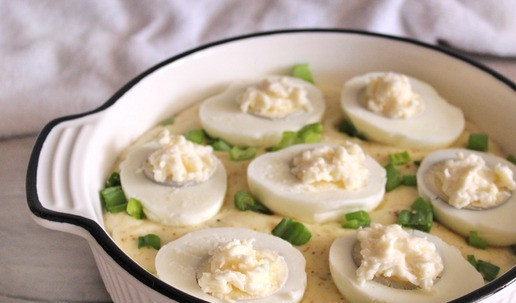 1. Этап. Яйца в сырном соусе: Посыпать яйца оставшимся натертым сыром.