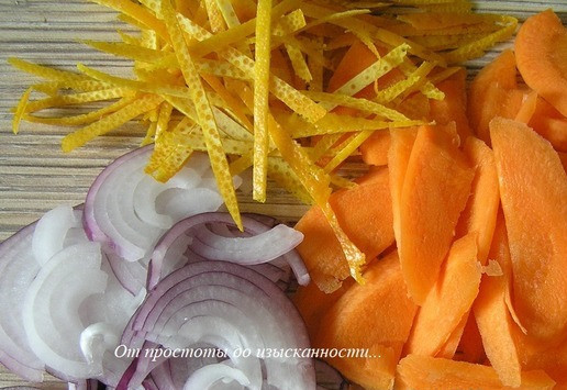1. Этап. Апельсиновая капуста от Армана Арналя: Цедру 2х апельсинов нарежьте полосками, лук - тонкими полукольцами, морковь - вдоль пополам и наискосок не слишком тонкими дольками.