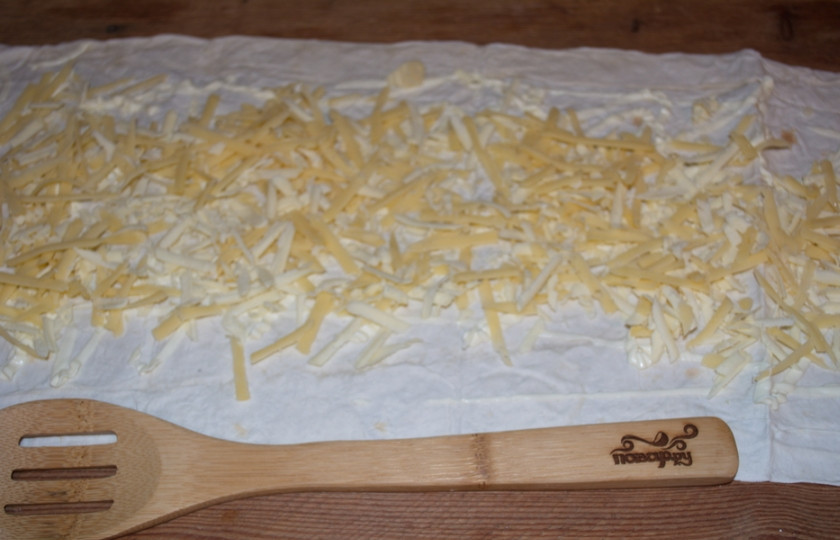 1. Этап. Лаваш с курицей и яйцом: Твердый сыр натрите на терке. Выложите сыр на лаваш.