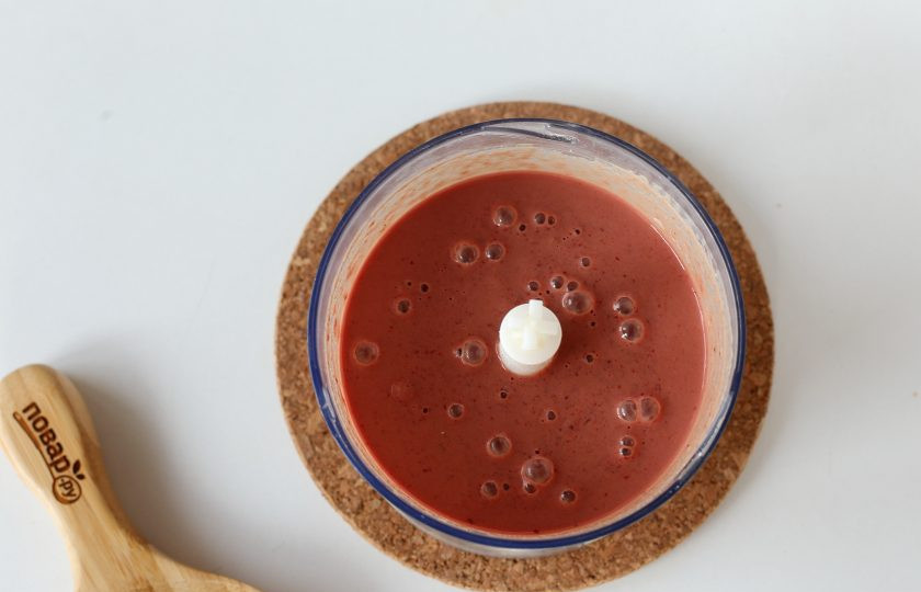 1. Этап. Печеночные клецки: Пропустите хлеб вместе с печенью через мясорубку или измельчите в блендере.