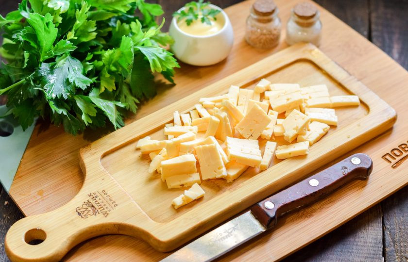 1. Этап. Салат с апельсином и чесноком: Твердый сыр нарежьте средними полосками или кубиками.