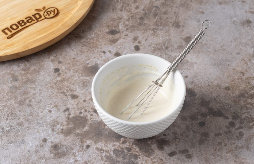 1. Этап. Cалат из замороженных овощей: Смешайте для заправки лимонный сок, майонез и горчицу.