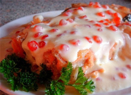 1. Этап. Семга под сливочно-икорным соусом: Запеченную семгу раскладываем по тарелкам и заливаем сверху соусом. Украшаем зеленью.