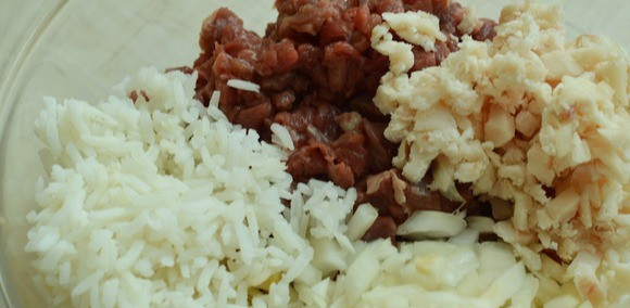 1. Этап. Вак бэлеш с рисом: Мясо и жир мелко нарезаем, лук также режем кубиками. Перемешиваем в одной емкости: мясо, жир, лук и рис, соль и перец по вкусу.