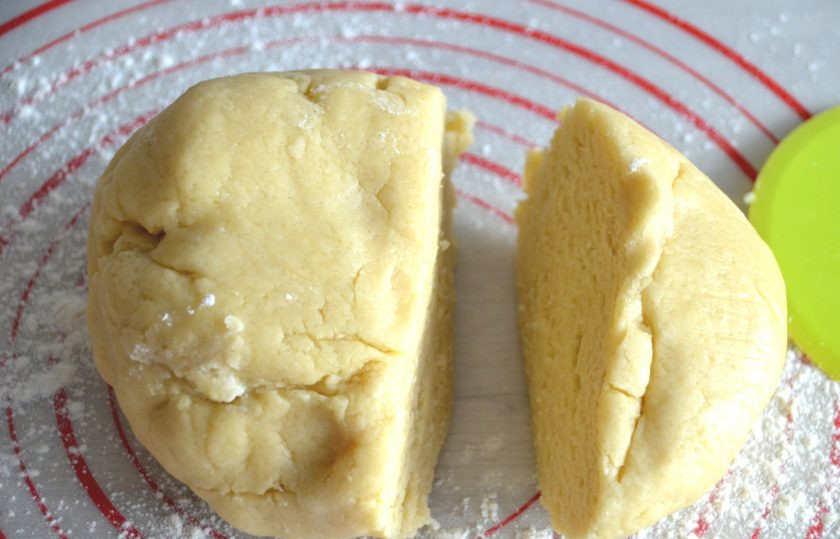 1. Этап. Яблочный пирог Восторг: Разделите тесто на 2 неравные части.
