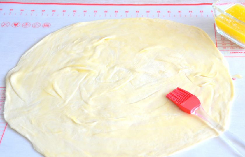 1. Этап. Лезгинский пирог с мясом и картофелем: Раскатайте тесто в очень тонкую лепешку, смажьте растопленным сливочным маслом.