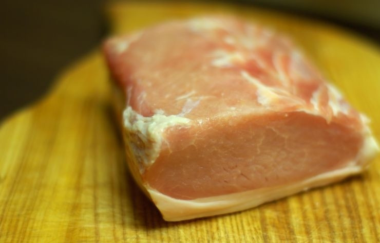 1. Этап. Корейка запеченная: Берем наш кусочек мяса хорошенько его промываем под проточной водой, затем просушиваем бумажным полотенцем.