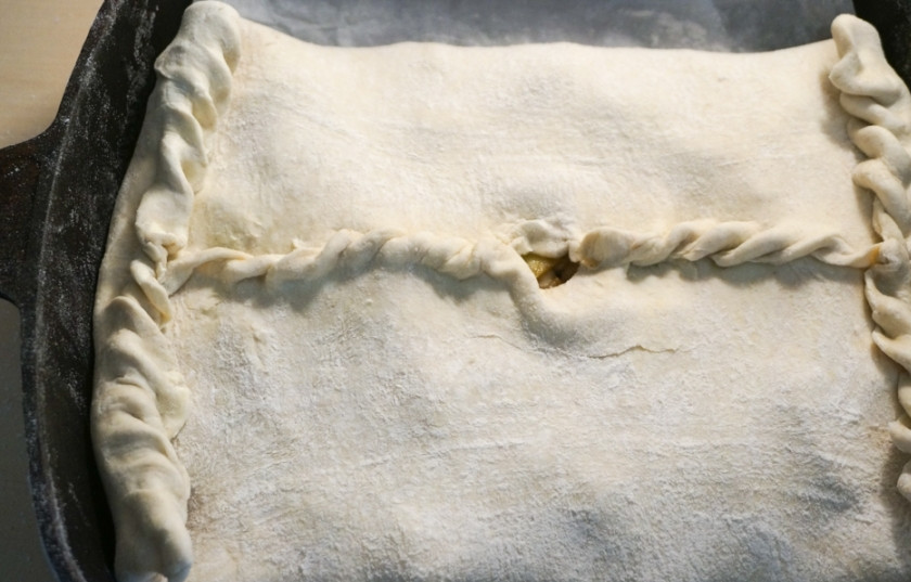 1. Этап. Быстрый мясной пирог: 9. Аккуратно заверните и закрепите края.