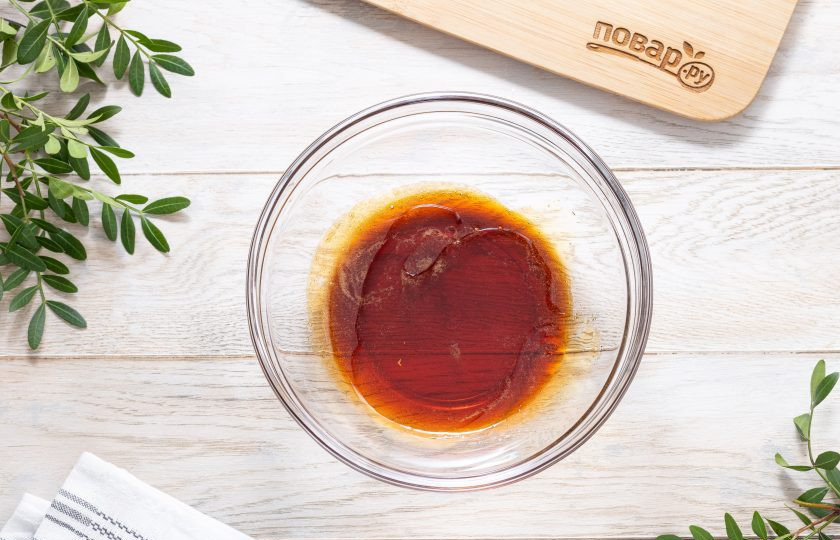 1. Этап. Пряники медовые постные: Перелейте сладкую жидкую смесь в миску, влейте растительное масло и все перемешайте до однородности.