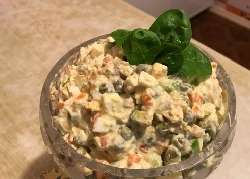 1. Этап. Оливье по-мексикански: 10. Выкладываем в салатник и подаем! Оливье по-мексикански готов! Приятного аппетита!