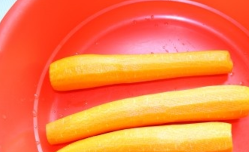 1. Этап. Салат из огурцов и морковки на зиму: Морковь промываем и очищаем от кожуры.