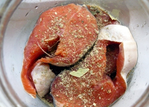 1. Этап. Горбуша маринованная: Каждый слой пересыпаем приготовленный смесью специй.