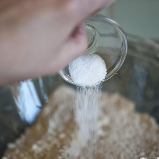 1. Этап. Английская домашняя булочка: Добавьте соль.