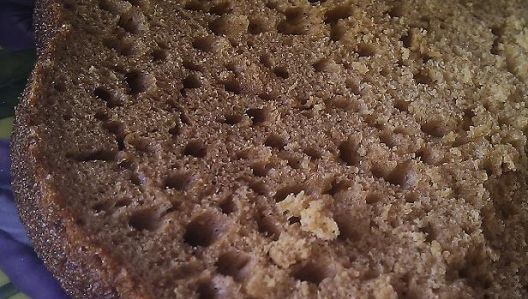 1. Этап. Торт Шоколадка: 1. Взбиваем 3 яйца со стаканом сахара, после чего добавляем гашеную уксусом соду и 8 столовых ложек меда. В самом конце всыпаем 8 стаканов муки и все перемешиваем. Полученное тесто вливаем в форму и выпекаем до образования румяной корочки.