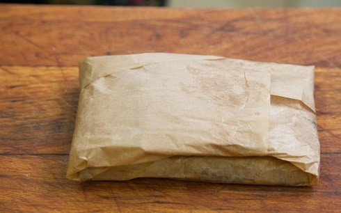 1. Этап. Запеченный палтус: 5. Заверните пергамент конвертиком.