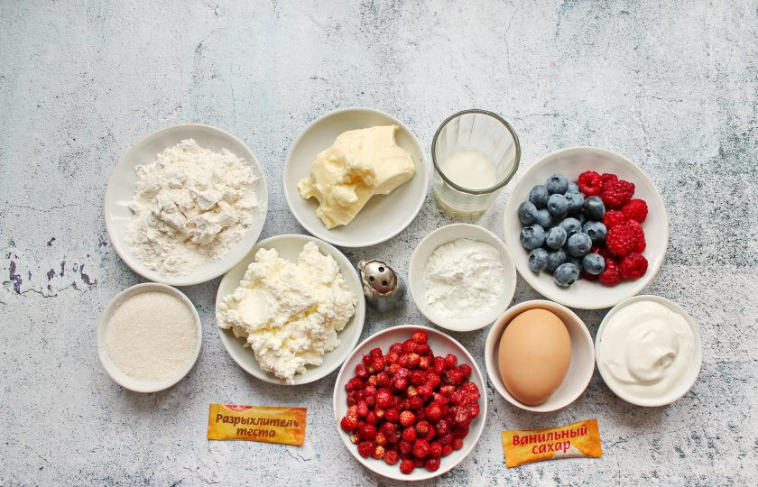 1. Этап. Ягодный пирог с маскарпоне: Подготовьте все необходимые ингредиенты для приготовления пирога с маскарпоне и ягодами. Ягоды переберите, сполосните и обсушите. Сливочное масло достаньте заранее, чтобы стало мягким.