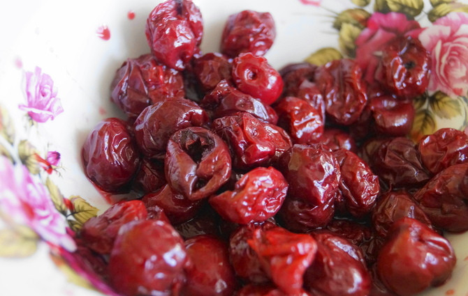 1. Этап. Тонкие блинчики с творогом: Размораживаем вишню и сливаем сок.