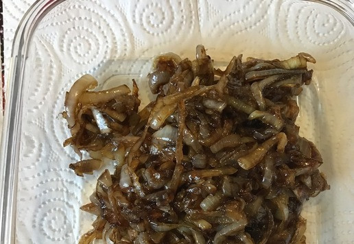 1. Этап. Чизбургер с карамелизированным луком: Снять с огня. Переложить в миску и дать остыть.