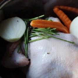 1. Этап. Куриный суп со сливками: 1. Промыть мясо. Положить его в большую кастрюлю. В кастрюлю также положить лук и морковь. Их надо предварительно почистить и разрезать пополам. Туда же положите стебли петрушки и перец горошек. Влить в кастрюлю 3 литра воды и вскипятить. Уменьшить огонь и варить примерно один час. Сваренную курицу вытащить из кастрюли и процедить бульон.