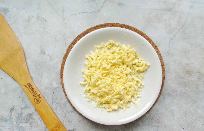 1. Этап. Слоеный салат Граф с курицей, свеклой и черносливом: Желтки тоже натрите на терке или разомните вилкой.