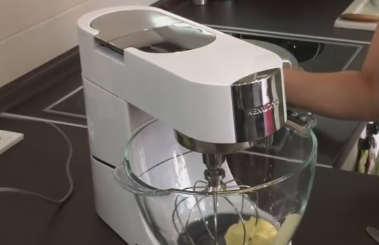 1. Этап. Обалденный домашний печеночный паштет: 6. Сливочное масло должно быть мягким. Взбейте его миксером, чтобы оно стало светлее и воздушнее.