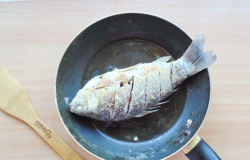 1. Этап. Караси по-чеховски: Быстро обжарьте карасей с обеих сторон до легкой, золотистой корочки на огне выше среднего.