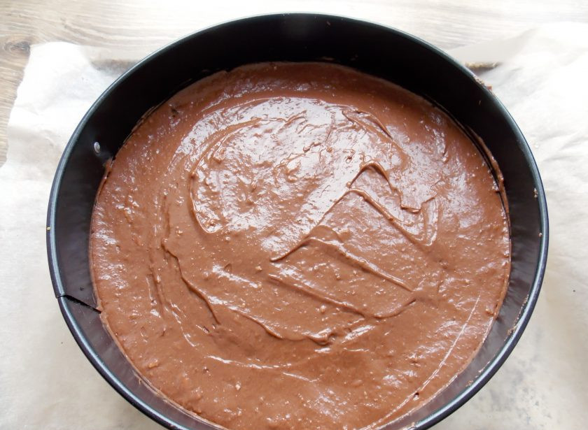 1. Этап. Торт Шоколадное птичье молоко: Поднос или плоскую тарелку застелите бумагой для выпечки. Поставьте кольцо от разъемной формы, без дна, выложите бисквит. На бисквит переложите шоколадное суфле и разровняйте поверхность. Поставьте в холодильник на 3 часа, до застывания.