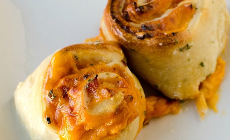 1. Этап. Булочки с горчицей и ветчиной: 6. Запекайте булочки в течение 25 минут при 190 градусах в духовке. Смажьте изделия маслом и посыпьте измельчённым чесноком. Подавайте в тёплом виде. Приятного аппетита!