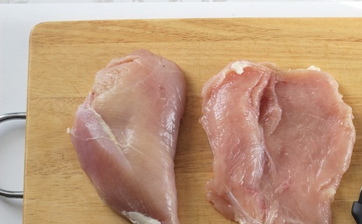 1. Этап. Фаршированная куриная грудка в беконе: Куриную грудку разрезать вдоль пополам, но не прорезая на сквозь, раскрыть, как книжку.