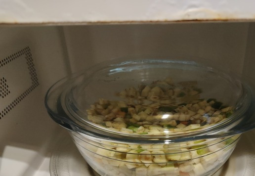 1. Этап. Жареная капуста с баклажанами и перцем: Обязательно накрываем кастрюлю крышкой, чтобы не испарилась влага, и помещаем её в микроволновую печь.