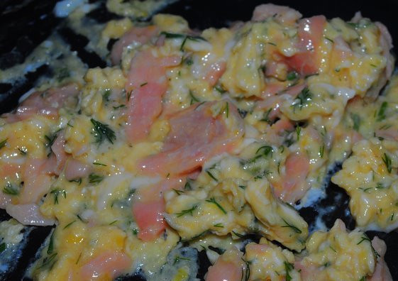 1. Этап. Яичница с семгой: Как только яичница достигнет нужной кремообразной консистенции, выключаем огонь, по времени жарка занимаем около минуты.