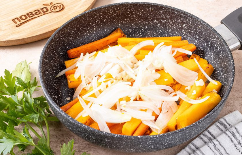 1. Этап. Тушеная тыква с морковью: Добавьте к овощам лук и чеснок, жарьте еще несколько минут, пока лук не станет мягким.