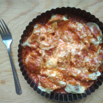 Пельмени в духовке под томатным соусом