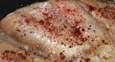 1. Этап. Тушеный морской окунь: Наливаем в сковороду растительное масло и пару ложек воды. Посыпаем рыбу специями и солью, выкладываем её на сковороду. Ставим на огонь (ниже среднего), накрываем крышкой и тушим минут 20.