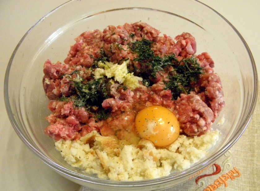 1. Этап. Зразы из фарша в духовке: Соедините замоченный хлеб с мясным фаршем, сырым яйцом, соль, специями и укропом. Хорошенько перемешайте фарш.