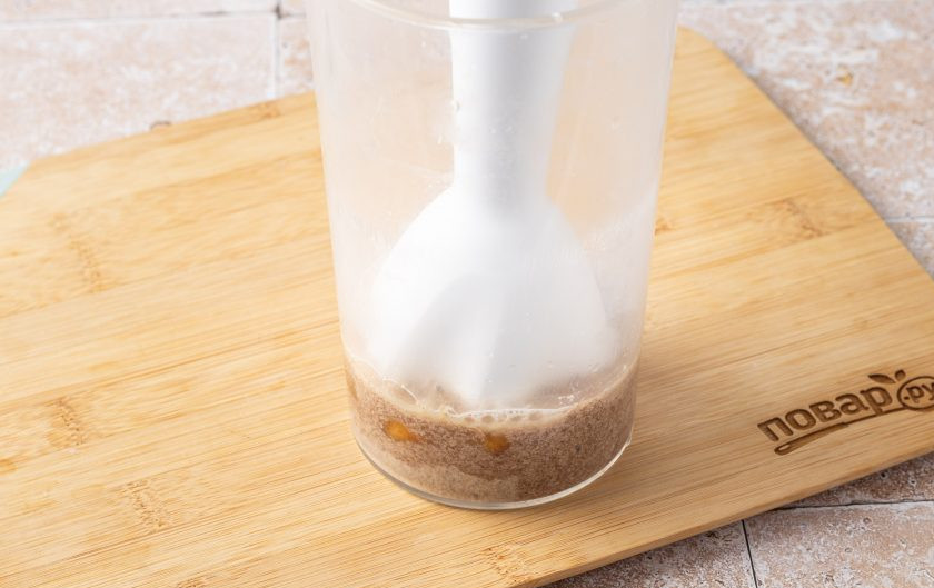 1. Этап. Каша льняная на воде: Блендером пробейте льняные семечки с финиками и водой. Воду лучше вливать не всю сразу, а добавлять постепенно до желаемой консистенции.