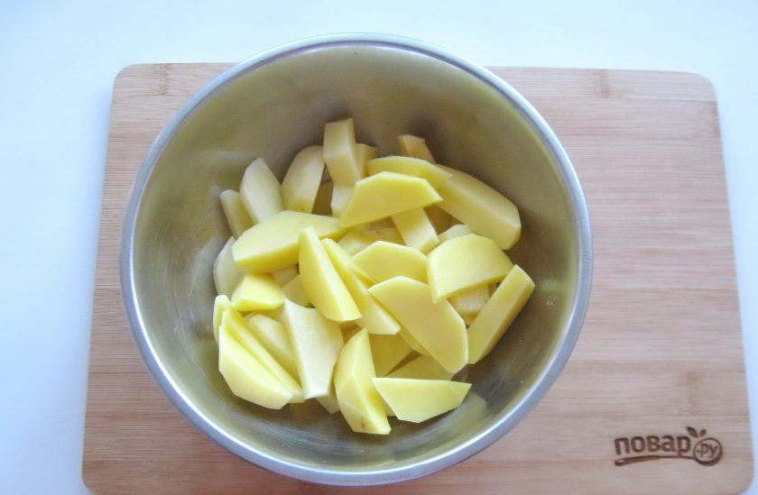 1. Этап. Картофель с колбасками в духовке: Картофель очистите, помойте и нарежьте брусочками.