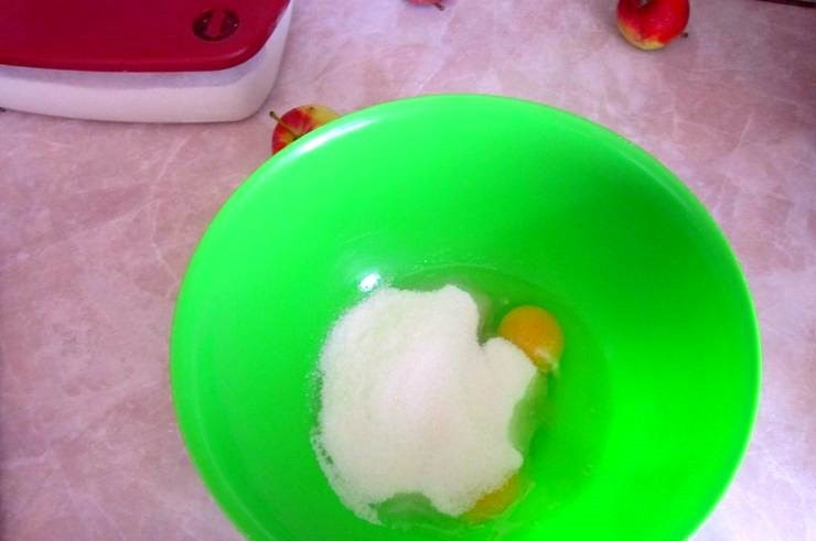 1. Этап. Яблочная шарлотка на скорую руку: 3. В небольшой мисочке соединить яйца с сахаром.