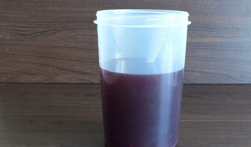 1. Этап. Ликер из ежевики: Влейте сироп в ягодный настой. Перемешайте. Прикройте крышкой и уберите на 3 дня в холодильник.