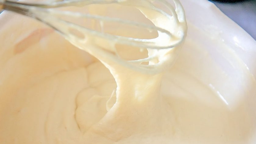 1. Этап. Закусочные оладьи с зеленым луком и яйцом: 3. Должно получиться густое тесто, которое будет медленно стекать с венчика.