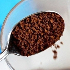 1. Этап. Кофе-фраппе: Берем шейкер или любую другую емкость, кладем туда растворимый кофе.