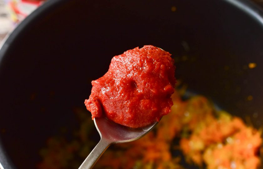 1. Этап. Щи с фрикадельками в мультиварке: Добавьте к зажарке томатную пасту.